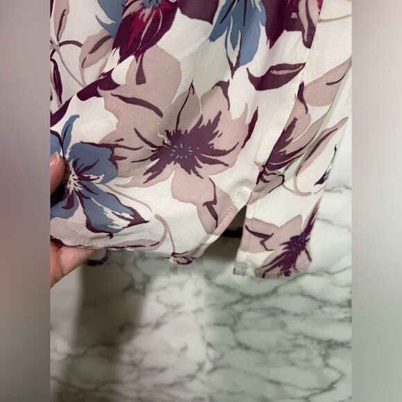 Vince Camuto Floral Print V-Neck Blouse in Sea Breeze, Size Small - Picture 8 of 13